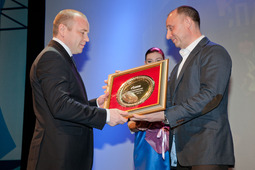 Сергей Андриянов(слева) получил заслуженное звание Лучшего тренера-преподавателя