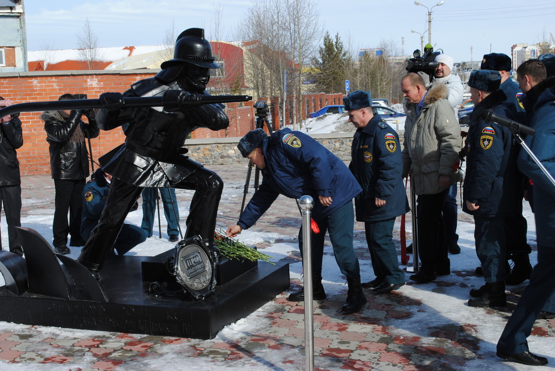 Скульптура огнеборца станет местом памяти пожарным, погибшим при исполнении служебного долга