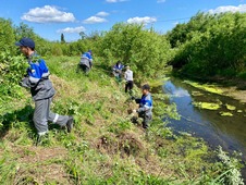 Коллектив Богандинского ЛПУМГ очищает прибрежную зону реки Карга