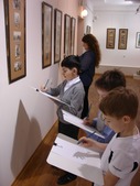 Самыми первыми посетили выставку раритетных художественных открыток — воспитанники школы искусств (Фото — Дом-музей народного художника СССР В. А. Игошева)