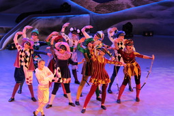 Второй состав образцового художественного коллектива ансамбля современного танца "Этинсель" представили танец свободолюбивых кукол-марионеток
