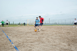 Мяч в пляжном футболе сделан из более мягкого материала для комфорта при игре босыми ногами/(Фото: Оксана Платоненко)