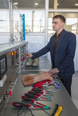 Специалисты ИТЦ осваивают новое оборудование электротехнической испытательной лаборатории (Фото — Оксана Платоненко)