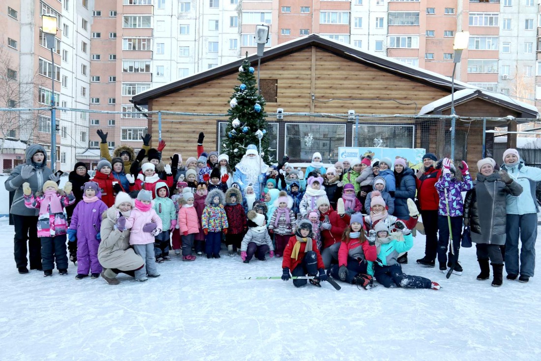 Дети в этом году не смогли пойти на новогодние утренники, но зато весело погуляли на уличном празднике (Фото — Юрий Меремкулов)
