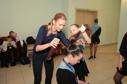 Елена Данилюк для ребят ансамбля бального танца "Камертон" не только авторитетный тренер, но и старший наставник и даже визажист и парикмахер