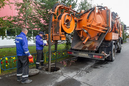Промывка канализации — один из обязательных пунктов подготовки к зиме в Управлении по эксплуатации зданий и сооружений Общества