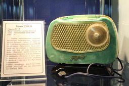 Первый отечественный ламповый переносной радиоприемник Турист ПМП-56. Его выпускали большой серией — только с 1955 по 1959 годы изготовлено более 300 тысяч экземпляров. Приемник предназначался не только для туристов, но и для работы в экспедициях, поэтому помимо внутренней антенны предусматривал внешнюю