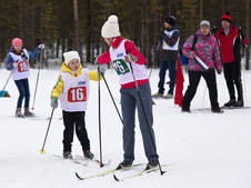 Некоторые участники соревнования впервые встали на лыжи (Фото — Сергей Бородин)