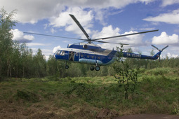 Вертолет высаживает экспедицию ООО "Газпром трансгаз Сургут" на маленький островок