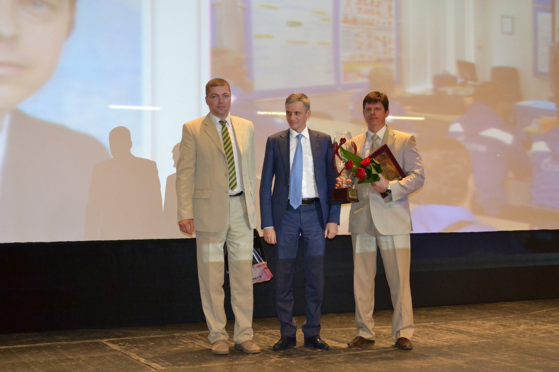 Поздравления принимают представители Учебно-производственного центра, который занял в своей группе первое место (Фото — Вадим Пихновский)