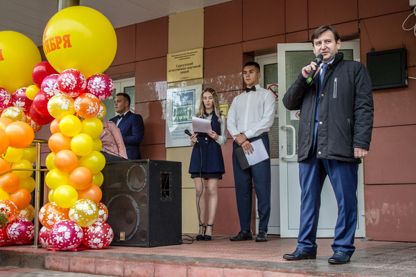 Олег Ваховский пожелал лицеистам  достойно пройти этот завершающий учебный год и успешно сдать единый государственный экзамен