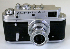 «Зоркий» — малоформатный дальномерный фотоаппарат. Копия первого «ФЭДа». Видоискатель и дальномер раздельные. Крепление объективов — резьба М39×1/28,8 мм. Шторный затвор.                                                                                                  Первые «Зоркие» (1955-1958) — выпущено 472.702 экз.