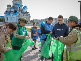 Участники субботника сразу разделяли мусор для последующей переработки (Фото Оксана Платоненко)
