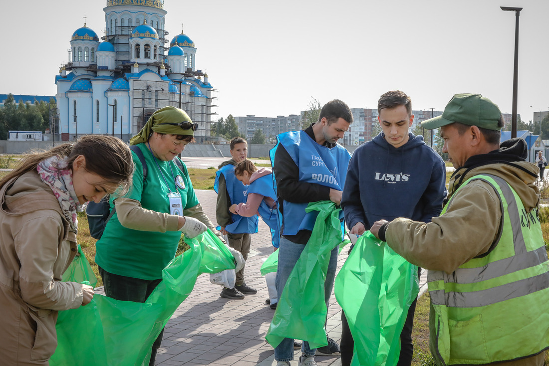 Участники субботника сразу разделяли мусор для последующей переработки (Фото Оксана Платоненко)