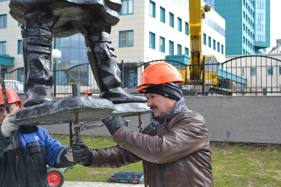 Автор скульптурной композиции Валерий Чалый лично принимает участие в установке памятника