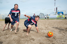 В пляжном футболе падения менее травматичны, чем в обычном/(Фото: Оксана Платоненко)