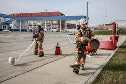 Пожарные стремительно развернули свои рукава (Фото: Оксана Платоненко)