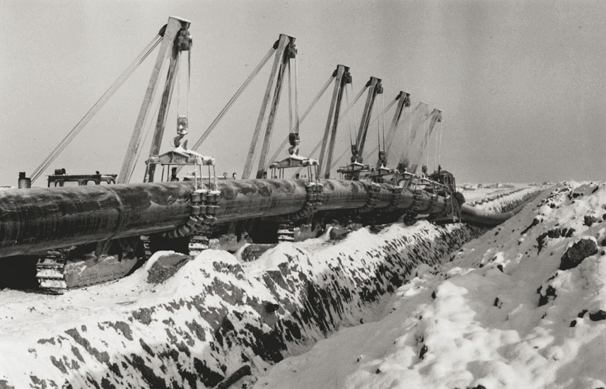 Укладка газопровода в траншею (Фото из архива ООО "Газпром трансгаз Сургут")