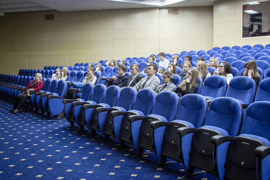 Сегодня у учеников "Газпром-класса" необычный урок и проходит он в стенах конференц-зала ООО "Газпром трансгаз Сургут"  (Фото — Вадим Пихновский)
