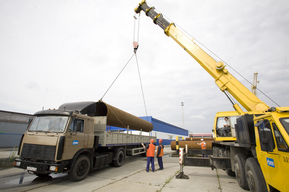 «Трудяга» МАЗ доставит трубу к месту ремонта на магистральном газопроводе