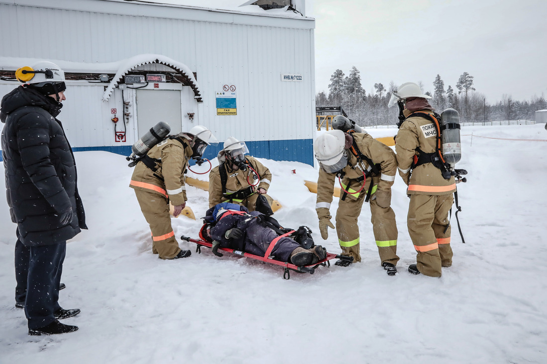 Спасатели доставят пострадавшего к медикам (Фото — Оксана Платоненко)
