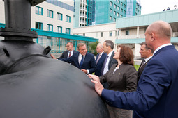 Генеральный директор ООО "Газпром трансгаз Сургут" Игорь Иванов (второй слева) на примере скульптурной композиции объясняет почетным гостям значение оборудования на предприятии