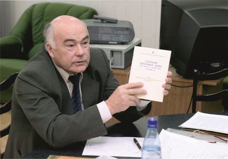 В.П. Ивашкеев с главным профсоюзным документом — коллективным договором. (Фото из архива ООО "Газпром трансгаз Сургут")