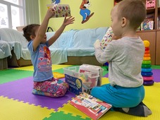 Игрушки из "Коробок храбрости" позволяют детям не испытывать стресс после болезненных процедур (Фото — Ирина Цхададзе)