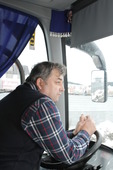 Опытный водитель сургутского гастрольного автобуса тоже в курсе всех творческих успехов ЦКиД "Камертон"