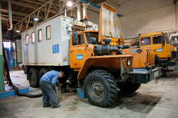 Любая техника требует внимания и ухода — специалист сургутского аварийно-восстановительного поезда производит техническое обслуживание автомашины УРАЛ-ПРМ