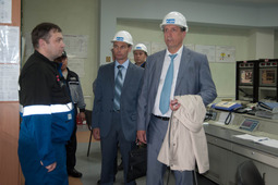 Начальник управления энергетики Департамента по транспортировке, подземному хранению и использованию газа ОАО «Газпром» Владимир Гоголюк с комиссией