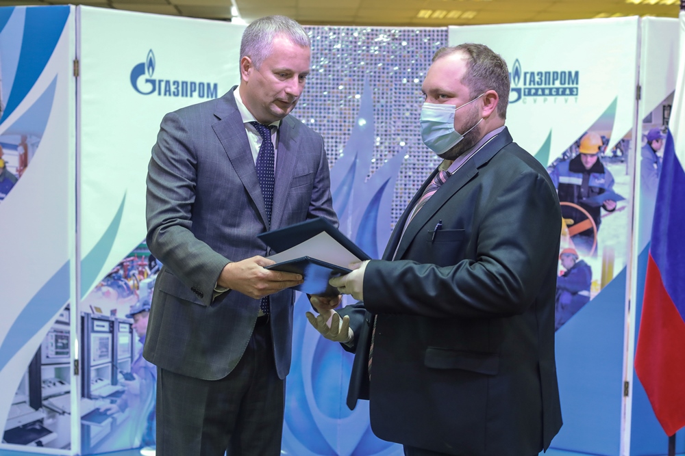 Газовики получают награды из рук заместителя главы Сургута Алексея Жердева (Фото — Юрий Меремкулов)