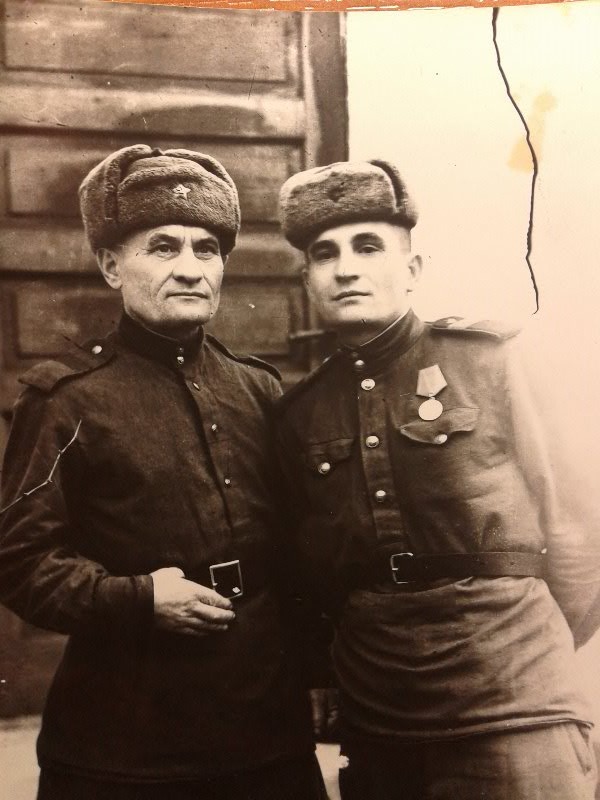 Отец и сын (Фото из семейного архива Романенко)