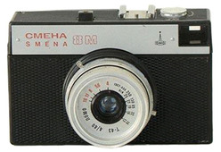 «Смена»- старый, добрый, воистину народный фотоаппарат. Можно сказать культовый символ страны СССР...Шкальный 35 мм фотоаппарат «Смена» выпускался с 1939 года на предприятии Ломо. Снимали ими много и охотно, камеры были всем известны, и действительно стали всенародными. Причём фотоаппарат Смена 8м был даже занесен в книгу рекордов Гиннесса, как самый массовый фотоаппарат в мире. Вместе со Сменой 8 было выпущено более 21 млн. экземпляров.