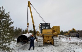 Экскаваторы и трубоукладчики —типичная техника на ремонтируемом участке газопровода (Фото — Оксана Платоненко)