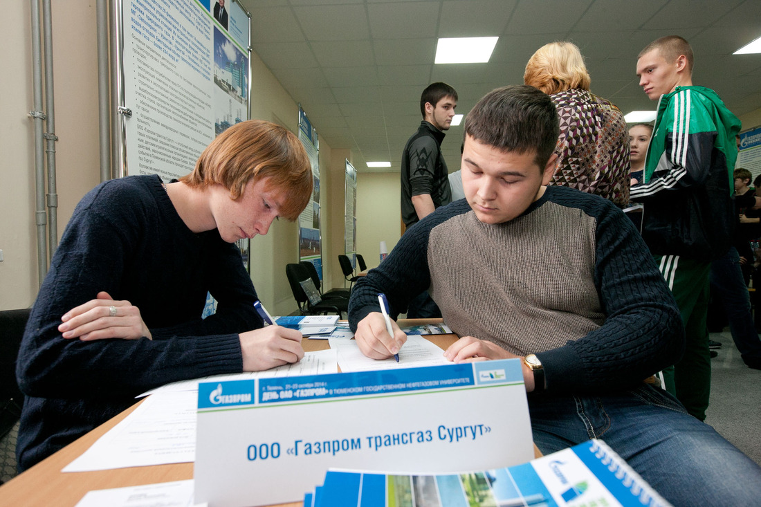 Студенты у стенда ООО "Газпром трансгаз Сургут" могли заполнить анкету на прохождение практики или подать заявку на трудоустройство