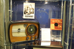 На радиоприемнике VEF Super M-557 многие советские граждане слушали BBC, Севу Новгородцева, «Голос Америки» из Вашингтона