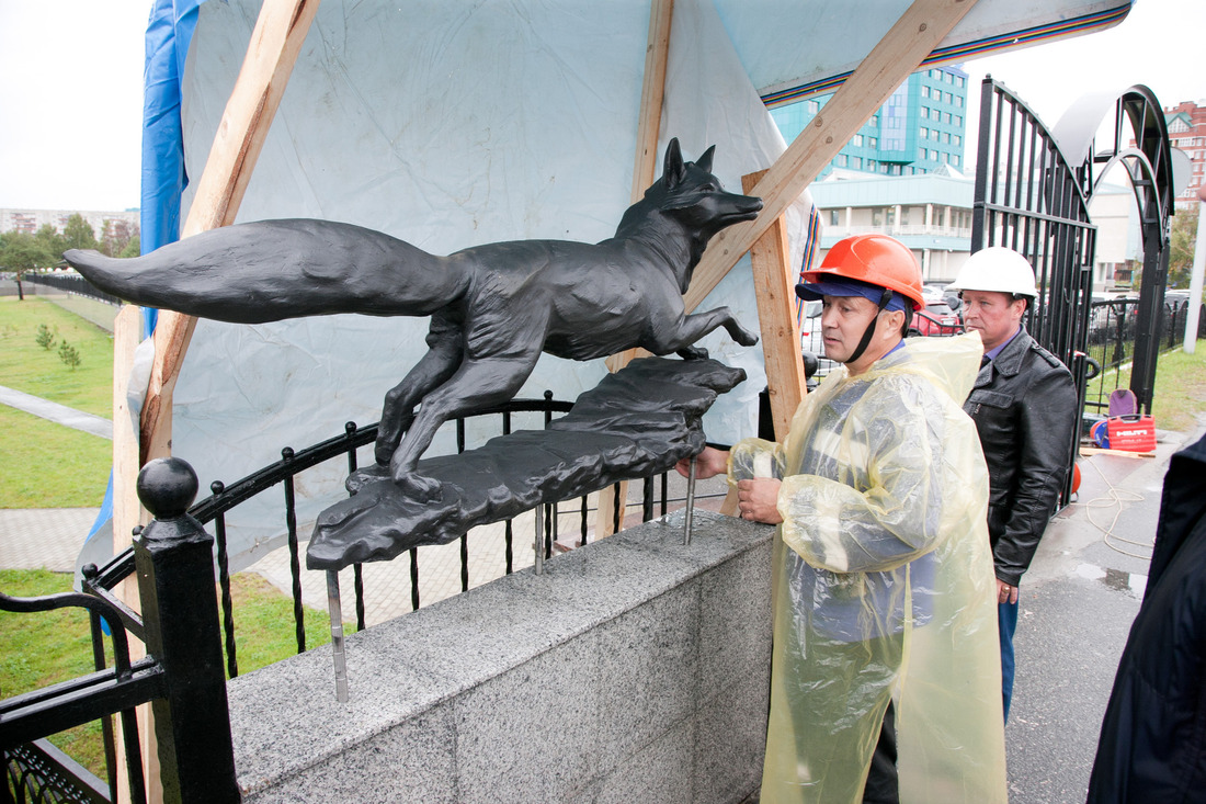 Скульптуру лиса установили накануне Дня работников нефтяной и газовой промышленности (Фото — Вадим Пихновский)