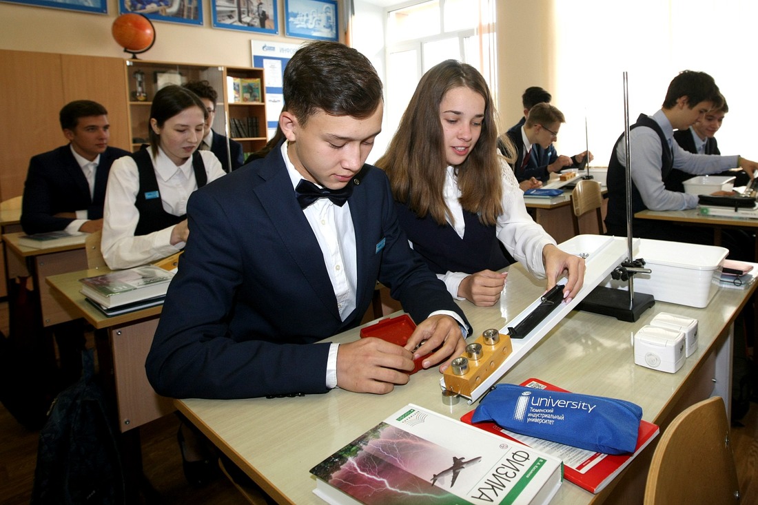 В "Газпром-классе" упор на углубленное изучение физики и математики (Фото — Юрий Меремкулов)