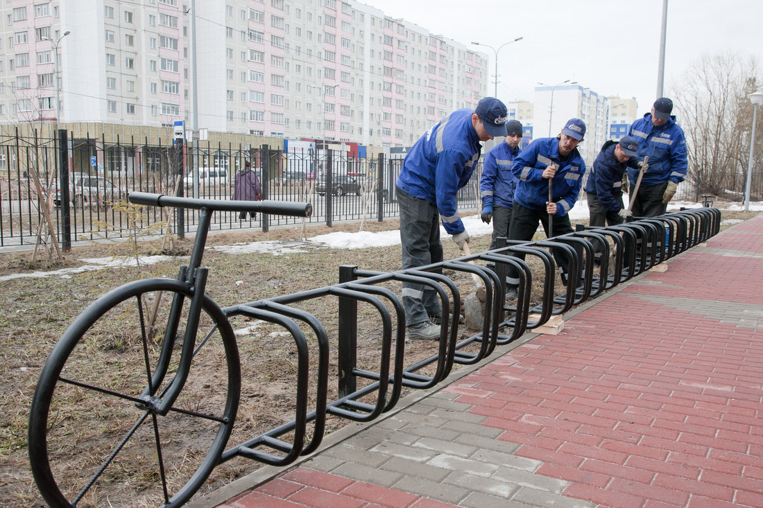 Возле школы №31 в рамках акции "Газовики — Сургуту" установлены велопарковки (Фото — Вадим Пихновский)