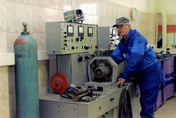 Специалист электрического цеха проверяет работоспособность электрогенератора