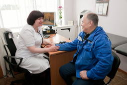 Медсестра Пурпейской компрессорной станции Ирина Батурина проводит предрейсовый осмотр всегда с улыбкой, чтобы сотрудники провели рабочий день в хорошем настроении