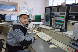Перспективный и грамотный инженер КИПиА КС-03 Петр Аширов контролирует ситуацию на главном щите