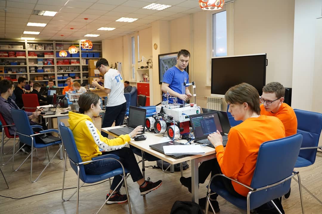 Участники образовательного центра "Сириус" под руководством опытных наставников создавали проекты и решали  кейсы (Фото Сургутский естественно-научный лицей)