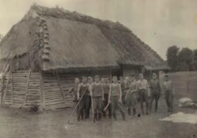 Отдых на промежуточном рубеже 1944 г. (Фото из семейного архива Зинова)