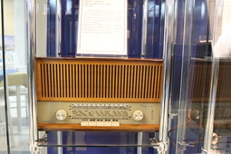 Радиоприемник Loewe Opta Truxa — разработан для домохозяек. Позиционируется в классе Hi-End — здесь применялся и высокоточный фрикционный механизм настройки на волну и использована многофункциональная работа клавиш