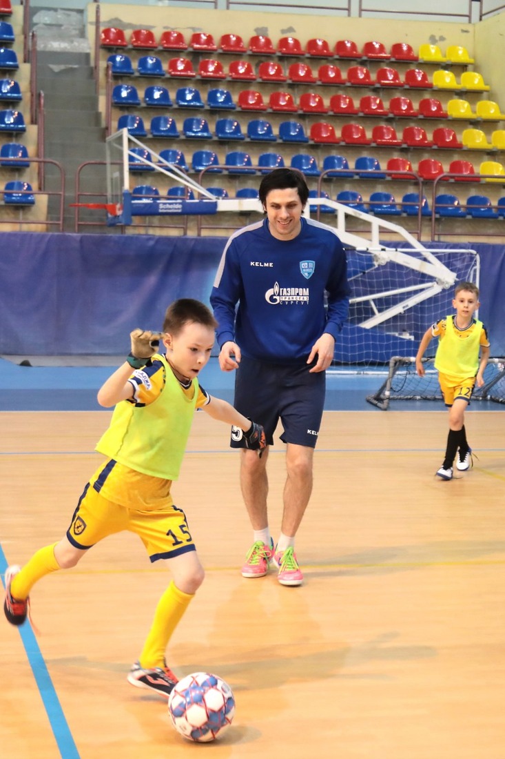 Профессиональные спортсмены показали детям свои умения владения мячом (Фото — Юрий Меремкулов)
