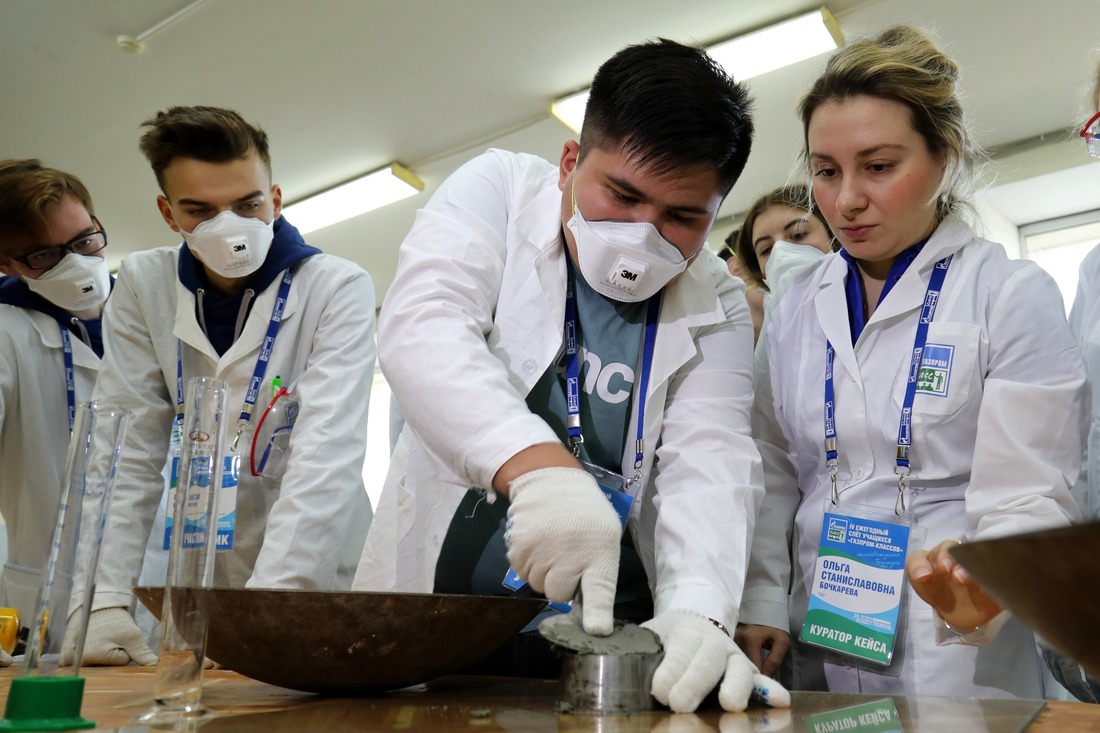 Учащиеся "Газпром-классов" проверяют прочность бетона (Фото — Оксана Платоненко)