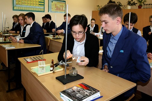 В «Газпром-классе» в приоритете такие предметы, как физика, химия, математика и информатика (Фото — Юрий Меремкулов)