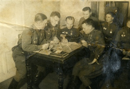 Между боями, дедушка второй слева (Фото из семейного архива Баранец)